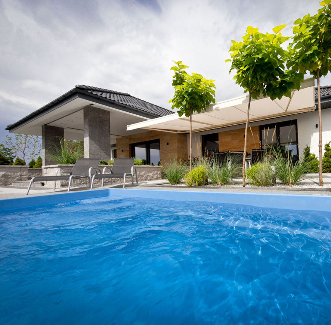 Swimmingpool mit einem Haus im Hintergrund